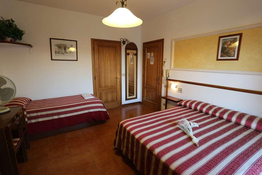 Hotel Vignola Assisi Room photo